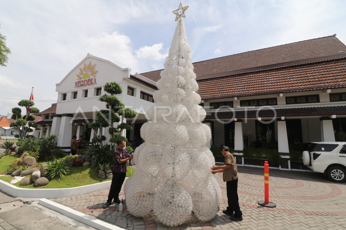 POHON NATAL DARI BOTOL BEKAS | ANTARA Foto