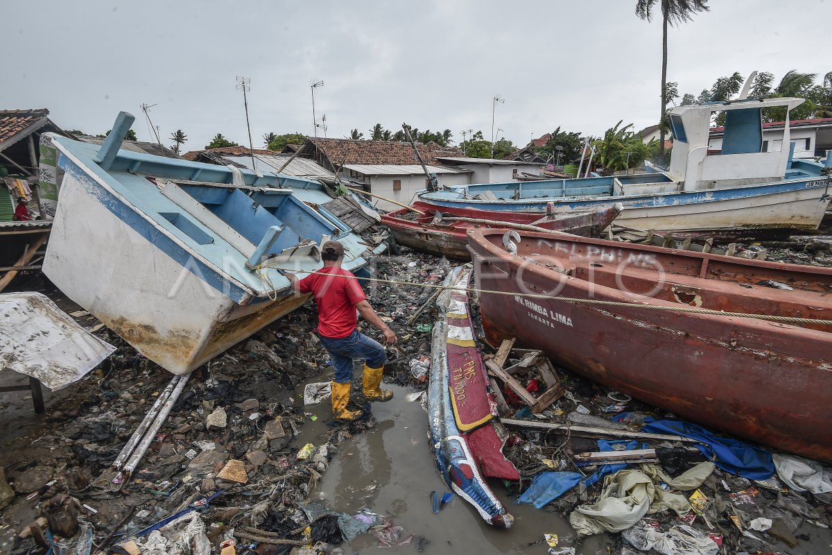 DAMPAK TSUNAMI SELAT SUNDA DI ANYER | ANTARA Foto