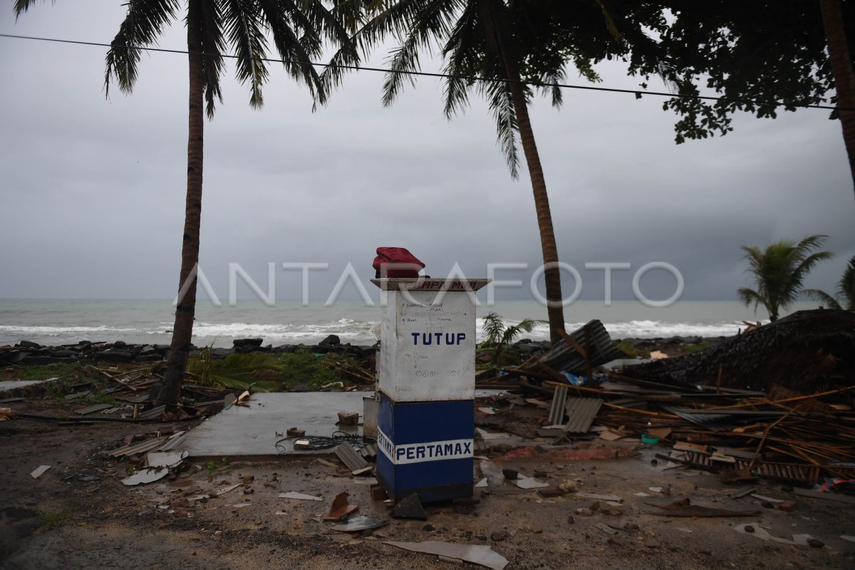 DAMPAK TSUNAMI SELAT SUNDA DI PANTAI CARITA ANTARA Foto