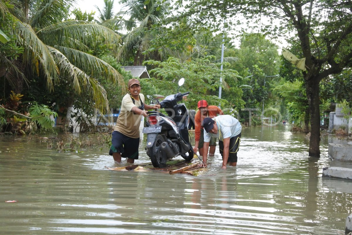 Evakuasi Barang Korban Banjir Antara Foto