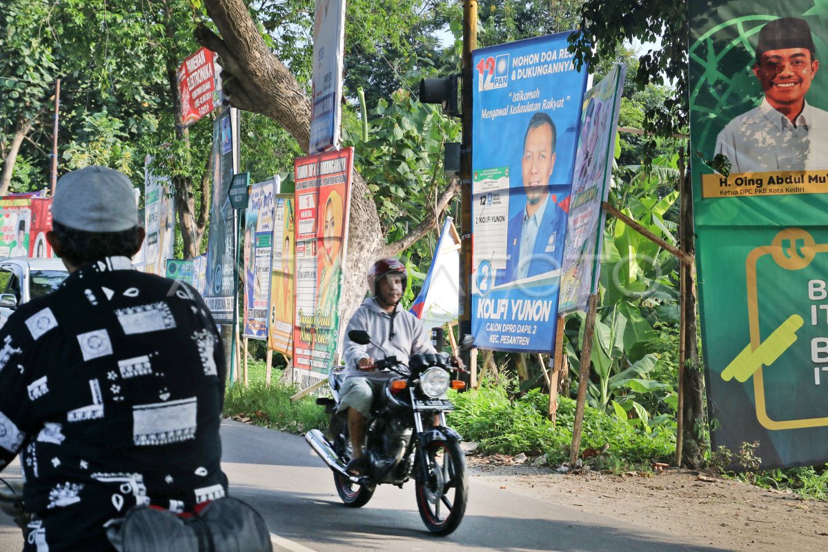 Pemasangan Alat Peraga Kampanye Antara Foto 