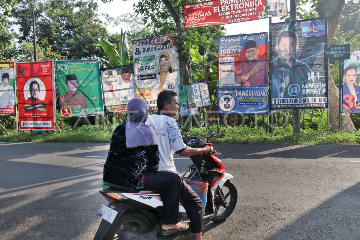 PEMASANGAN ALAT PERAGA KAMPANYE | ANTARA Foto