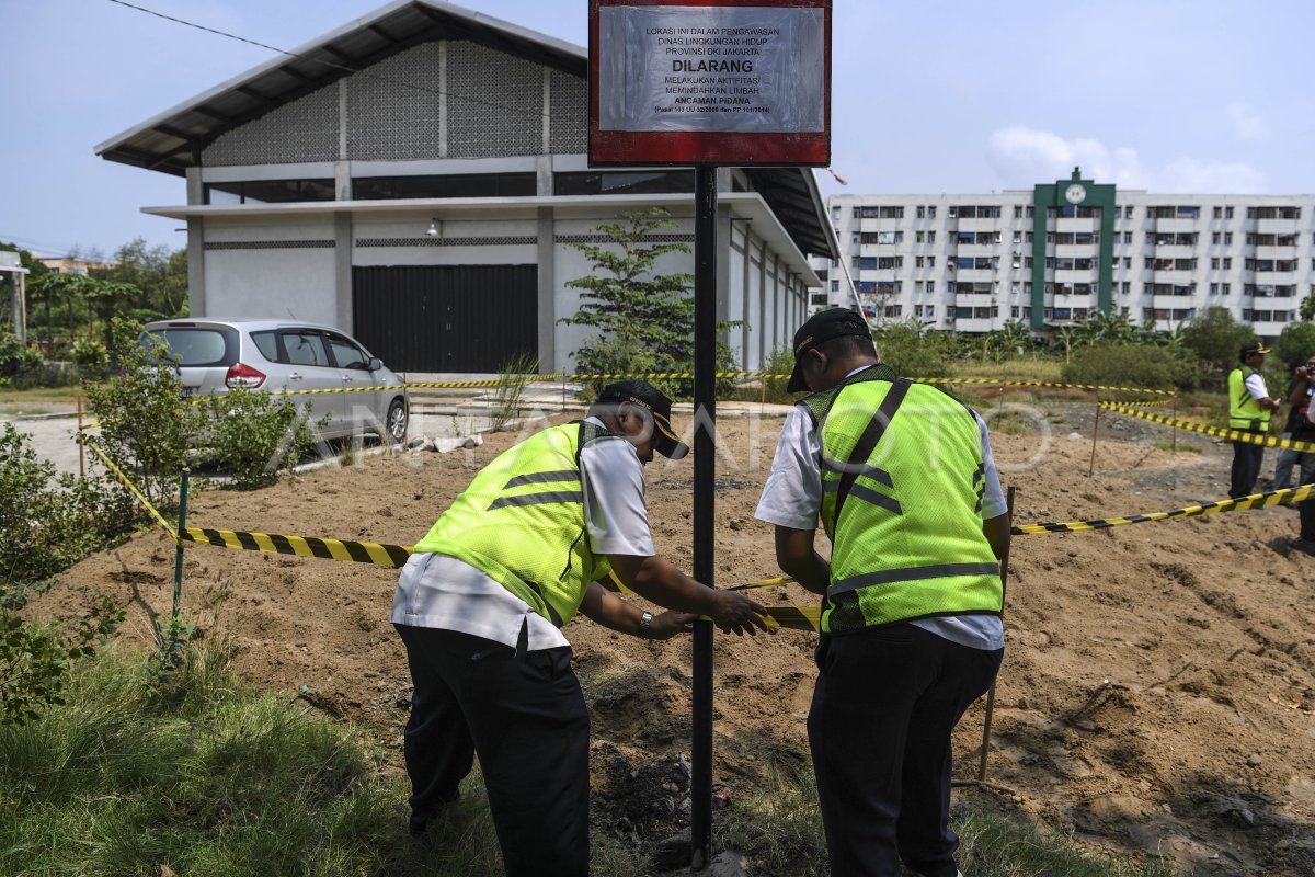 TANAH TERCEMAR LIMBAH B3 DI MARUNDA | ANTARA Foto