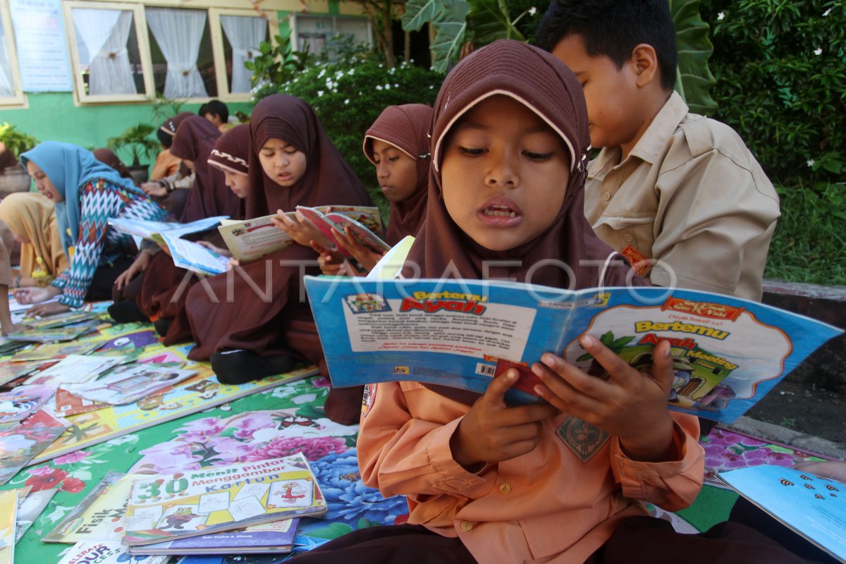 MOBIL PERPUSTAKAAN KELILING | ANTARA Foto