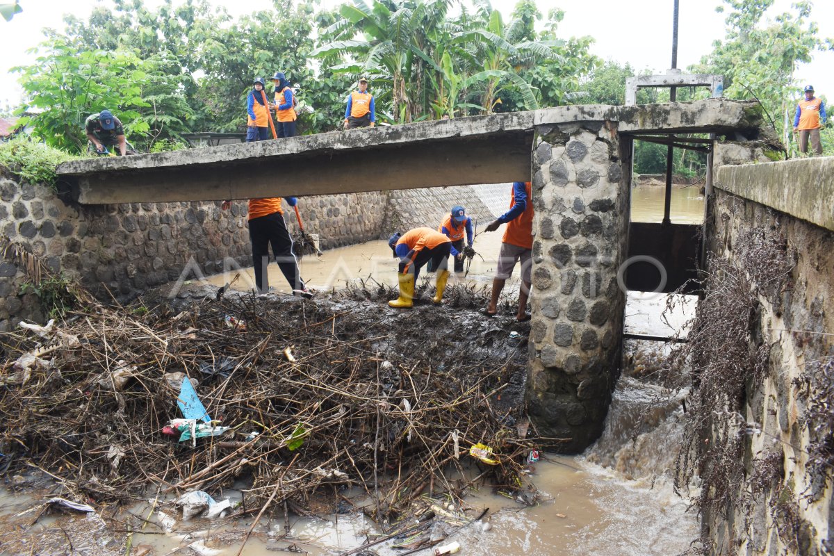 Bersihkan Sampah Di Aliran Sungai Antara Foto 