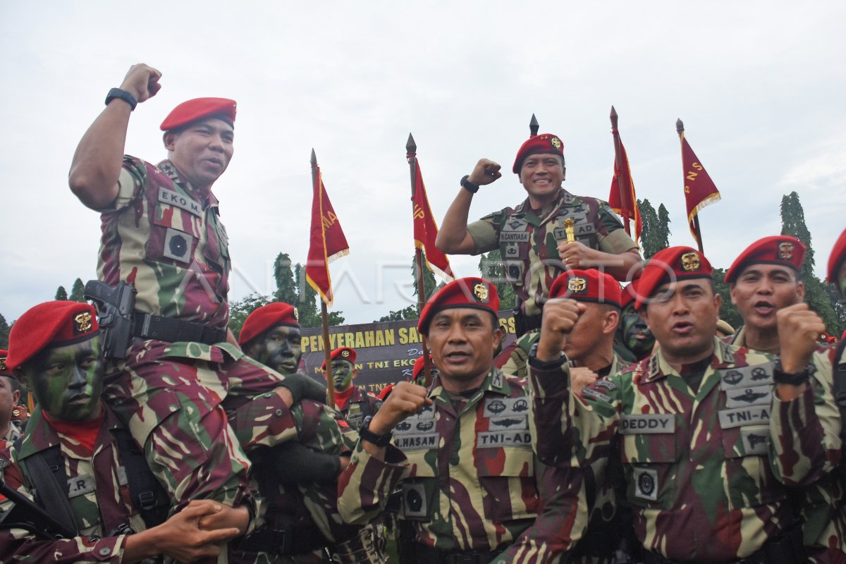 Penyerahan Satuan Kopassus Antara Foto