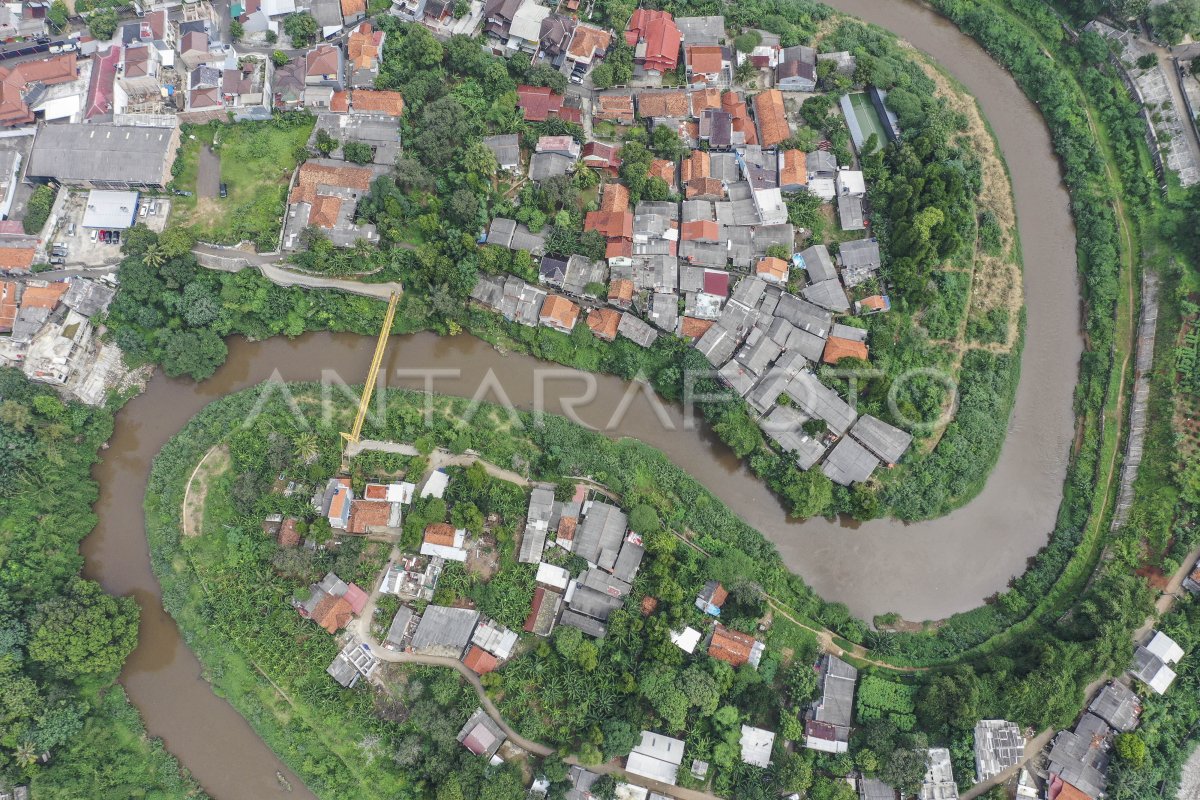 KELANJUTAN NORMALISASI SUNGAI CILIWUNG | ANTARA Foto