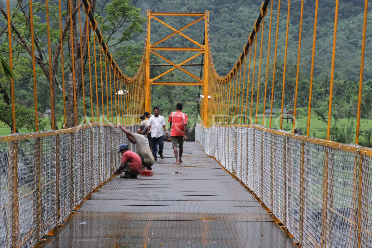 Pembangunan Jembatan Gantung Daerah Terpencil Antara Foto 