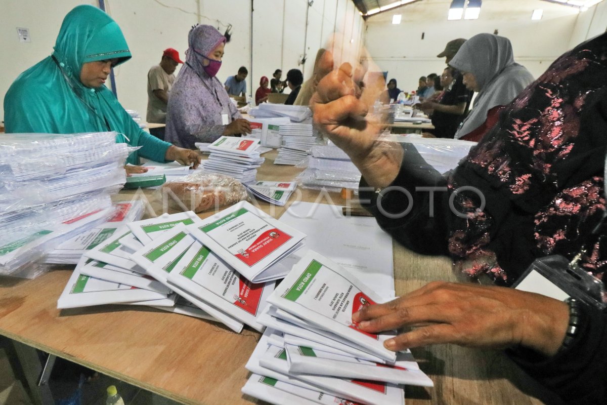 SORTIR DAN LIPAT SURAT SUARA PEMILU | ANTARA Foto