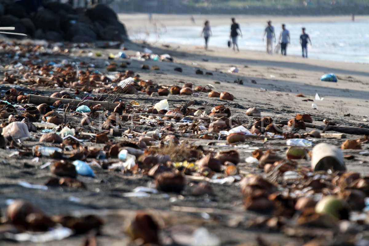 SAMPAH PANTAI ACEH | ANTARA Foto