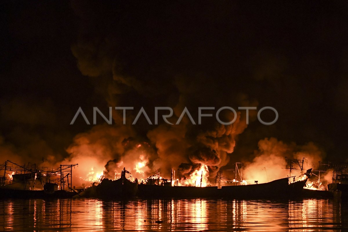 Kebakaran Kapal Di Pelabuhan Muara Baru Antara Foto