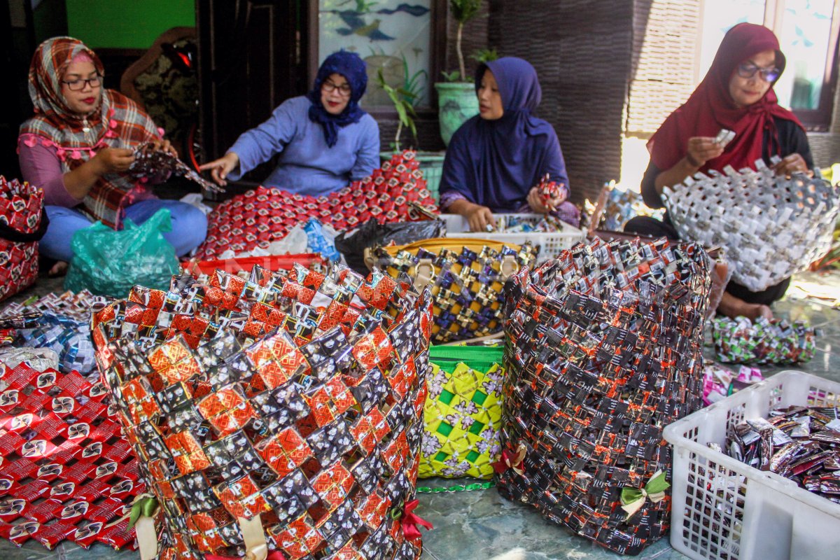 Kerajinan Berbahan Sampah Plastik Antara Foto