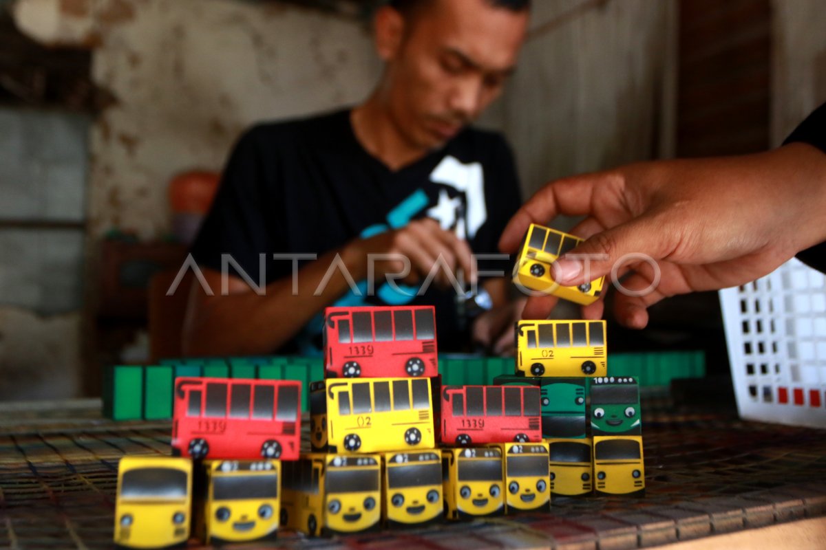 Produksi Kerajian Berbahan Kayu Antara Foto 9273