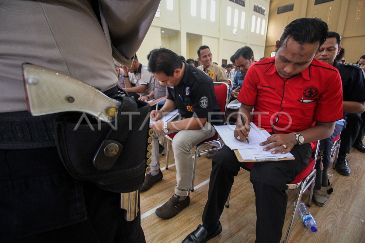 TES IZIN PEMAKAIAN SENJATA API POLRI | ANTARA Foto