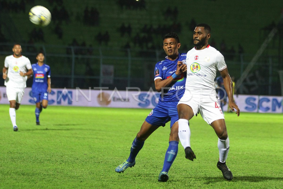 AREMA KALAHKAN BARITO PUTRA | ANTARA Foto