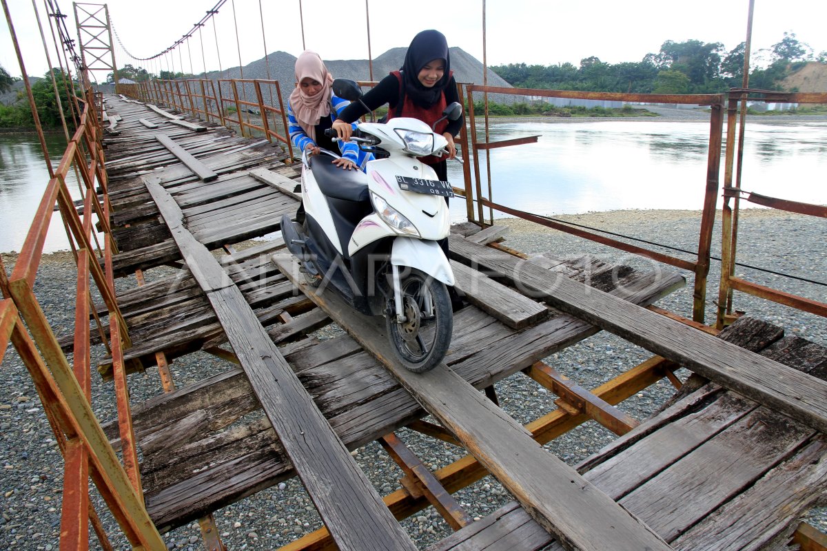 Jembatan Gantung Alternatif Rusak Parah Antara Foto