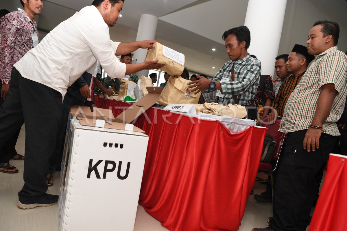 SIMULASI PEMUNGUTAN DAN PERHITUNGAN SUARA | ANTARA Foto