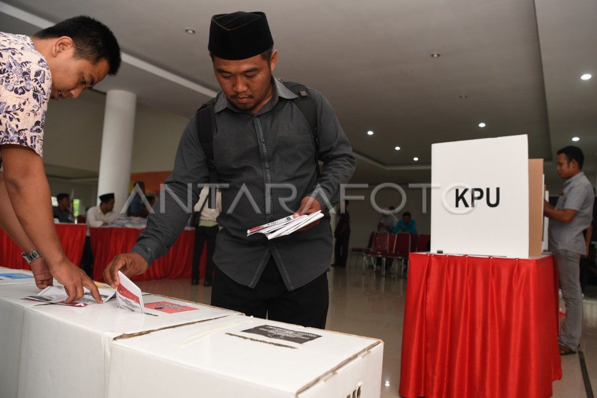 SIMULASI PEMUNGUTAN DAN PERHITUNGAN SUARA | ANTARA Foto