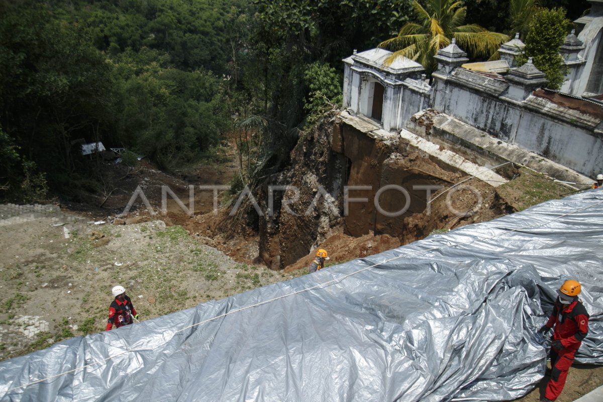 Antisipasi Longsor Susulan Makam Raja Mataram Antara Foto