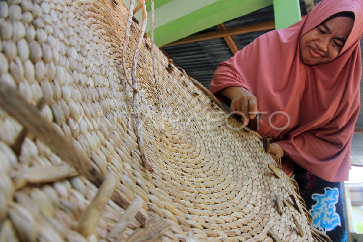 Kerajinan Berbahan Eceng Gondok Antara Foto