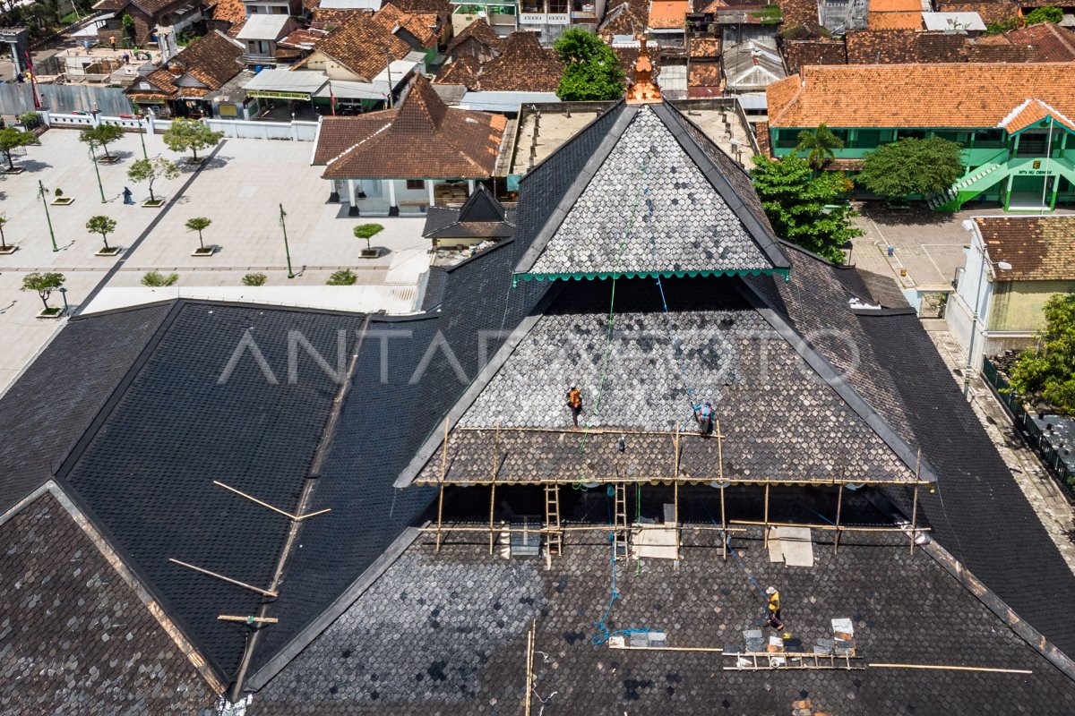 Perawatan Atap Masjid Agung Demak Antara Foto