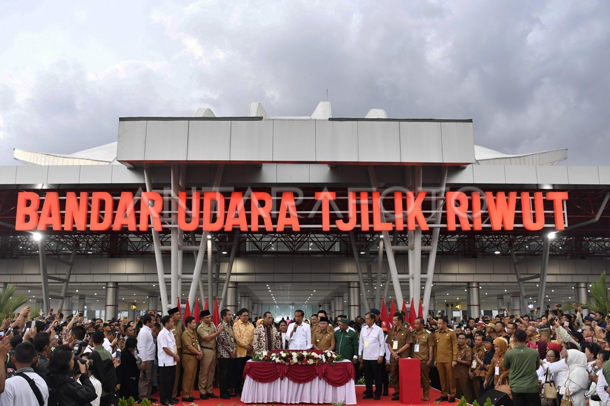 PRESIDEN RESMIKAN TERMINAL BARU BANDARA TJILIK RIWUT | ANTARA Foto