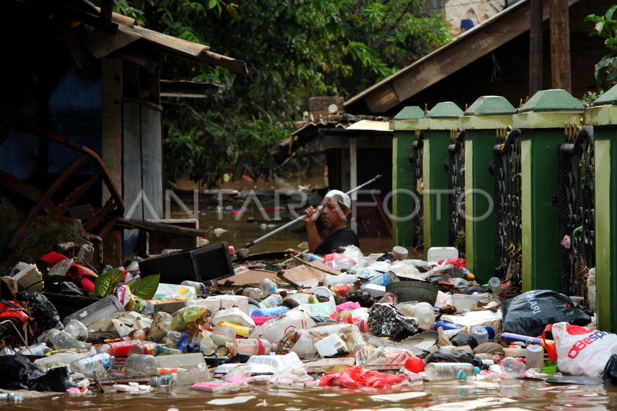 BANJIR LUAPAN SUNGAI CILIWUNG | ANTARA Foto