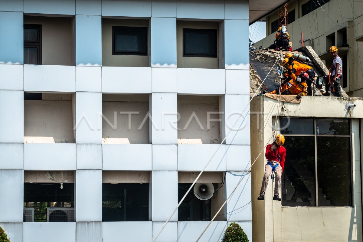 SIMULASI HARI KESIAPSIAGAAN BENCANA NASIONAL | ANTARA Foto