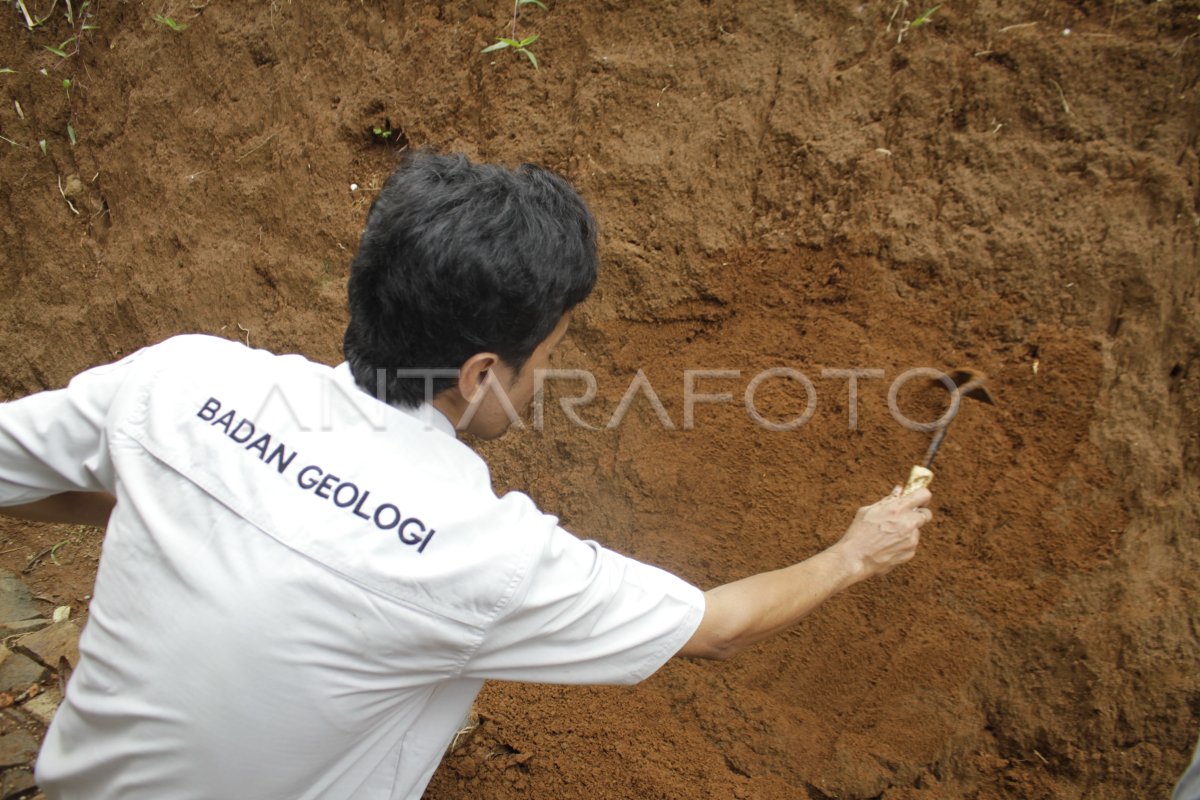 TELITI BENCANA TANAH BERGERAK DI SUKABUMI | ANTARA Foto