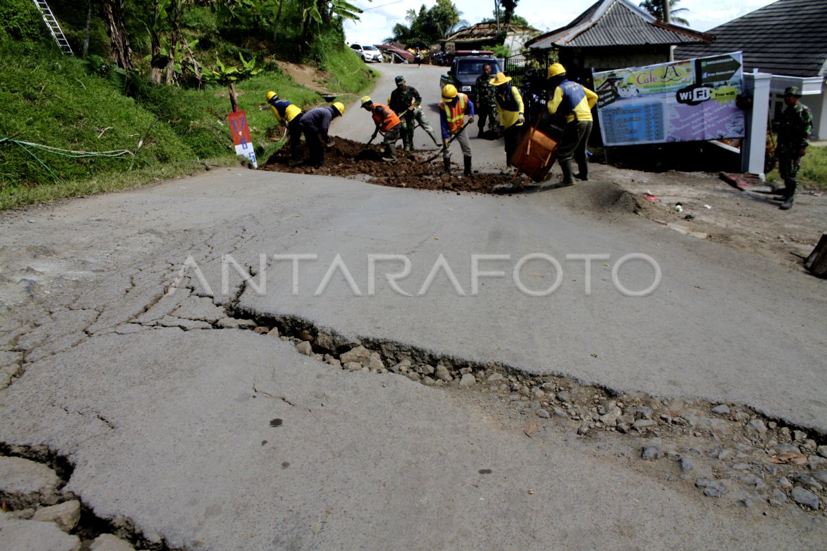 Perbaikan Jalan Rusak Terdampak Gerakan Tanah Antara Foto