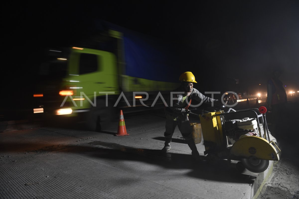 PERBAIKAN JALUR MUDIK PAMANUKAN | ANTARA Foto