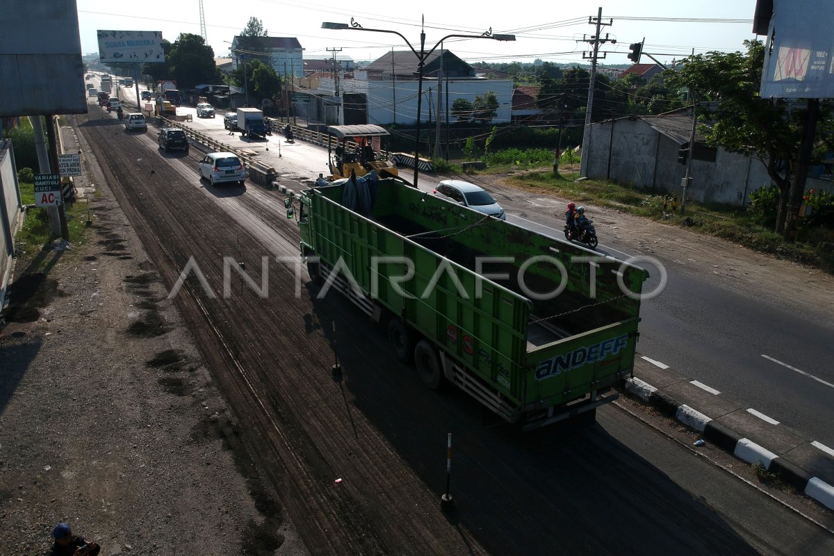 PERBAIKAN JALUR PANTURA DIKEBUT | ANTARA Foto