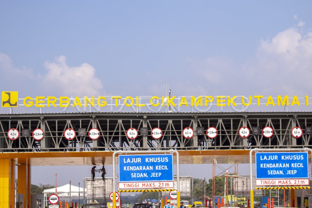 PENGOPERASIAN GERBANG TOL CIKAMPEK UTAMA | ANTARA Foto