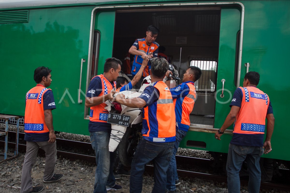 MUDIK MOTOR GRATIS KERETA API | ANTARA Foto