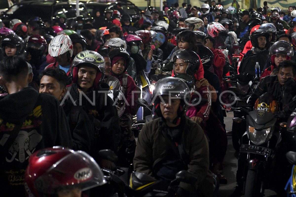 ARUS MUDIK PELABUHAN PENYEBERANGAN MERAK | ANTARA Foto