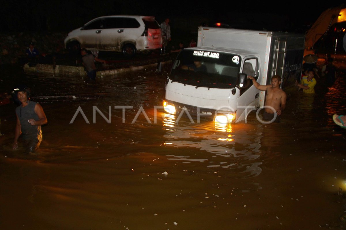 JALAN TRANS SULAWESI TERENDAM BANJIR | ANTARA Foto