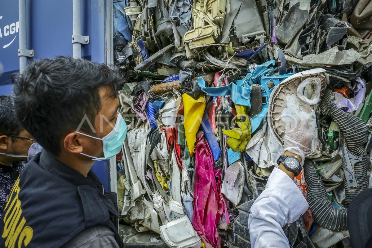 INVESTIGASI LANJUTAN KONTAINER LIMBAH B3 | ANTARA Foto