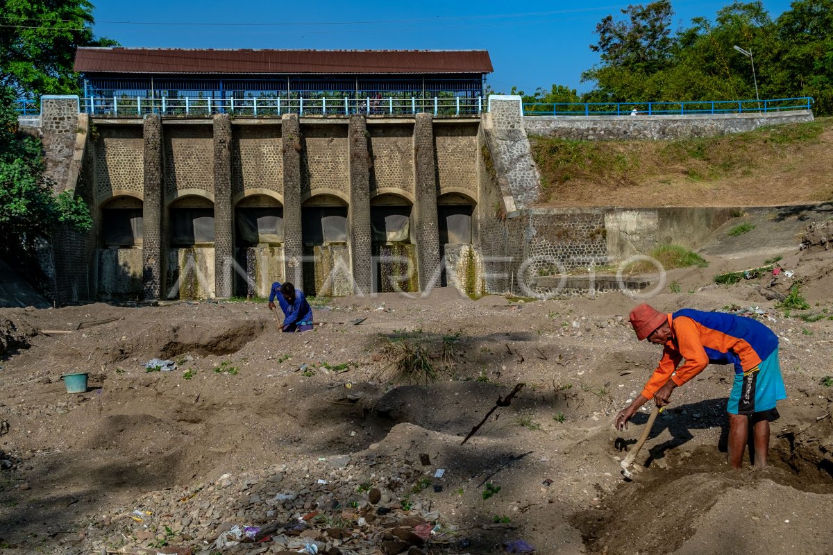 PENAMBANG PASIR BENDUNG PUCANG GADING | ANTARA Foto