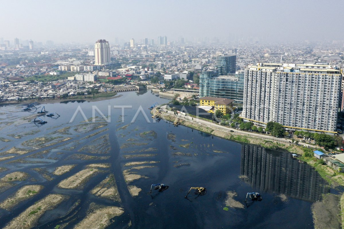 PENGERUKAN WADUK PLUIT | ANTARA Foto