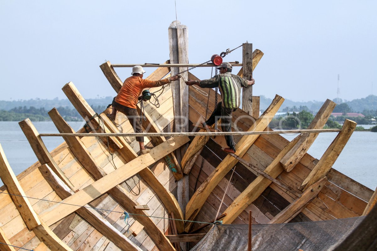 Pembuatan Kapal Nelayan Aceh Antara Foto