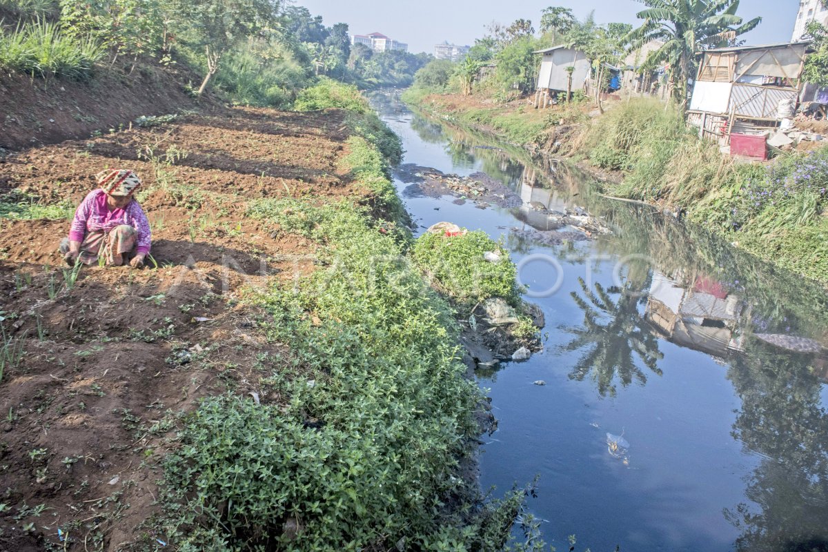 Pencemaran Aliran Sungai Bandung Antara Foto