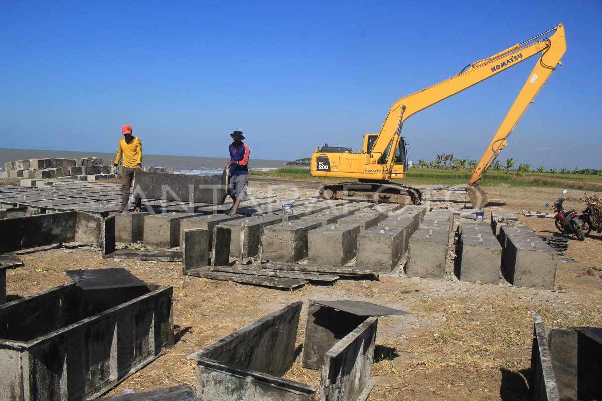 Beton Pemecah Ombak Antara Foto