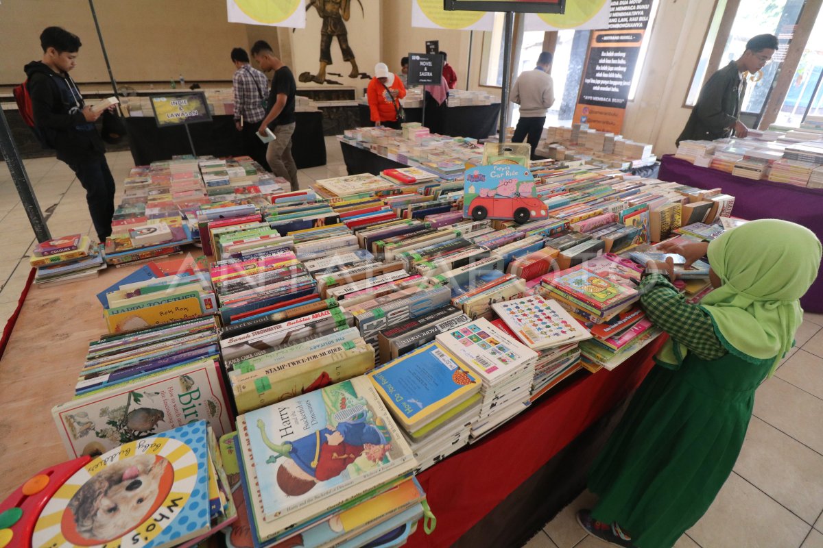 Pengunjung festival menonton presentasi buku