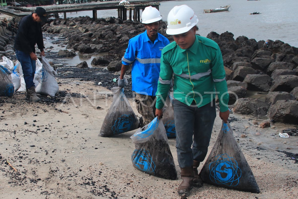 PEMBERSIHAN LIMBAH BATU BARA | ANTARA Foto