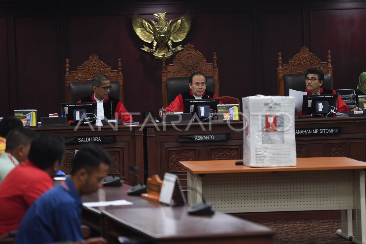 MK PERINTAHKAN KPU BUKA KOTAK SUARA | ANTARA Foto