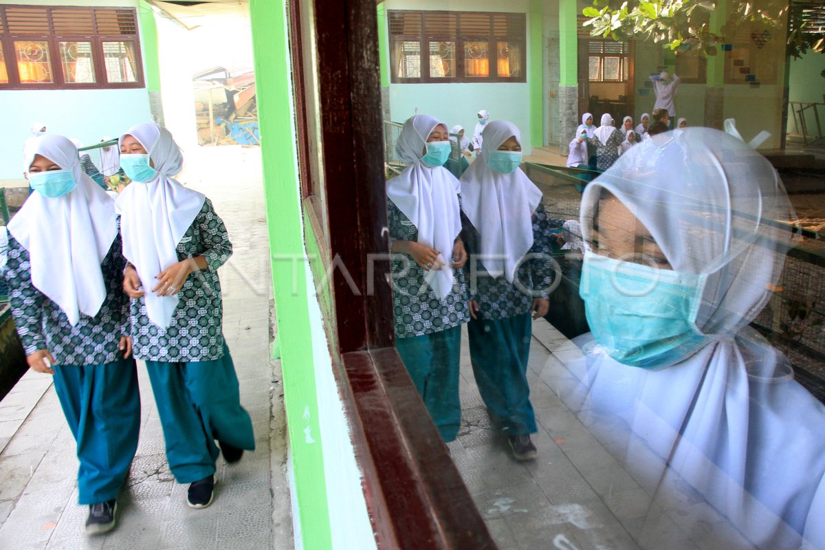 SISWA KENAKAN MASKER ANTISIPASI DAMPAK KABUT ASAP ANTARA Foto