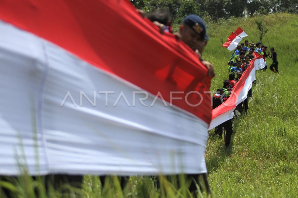 MEMBENTANGKAN BENDERA MERAH PUTIH DI PUNCAK GUNUNG | ANTARA Foto