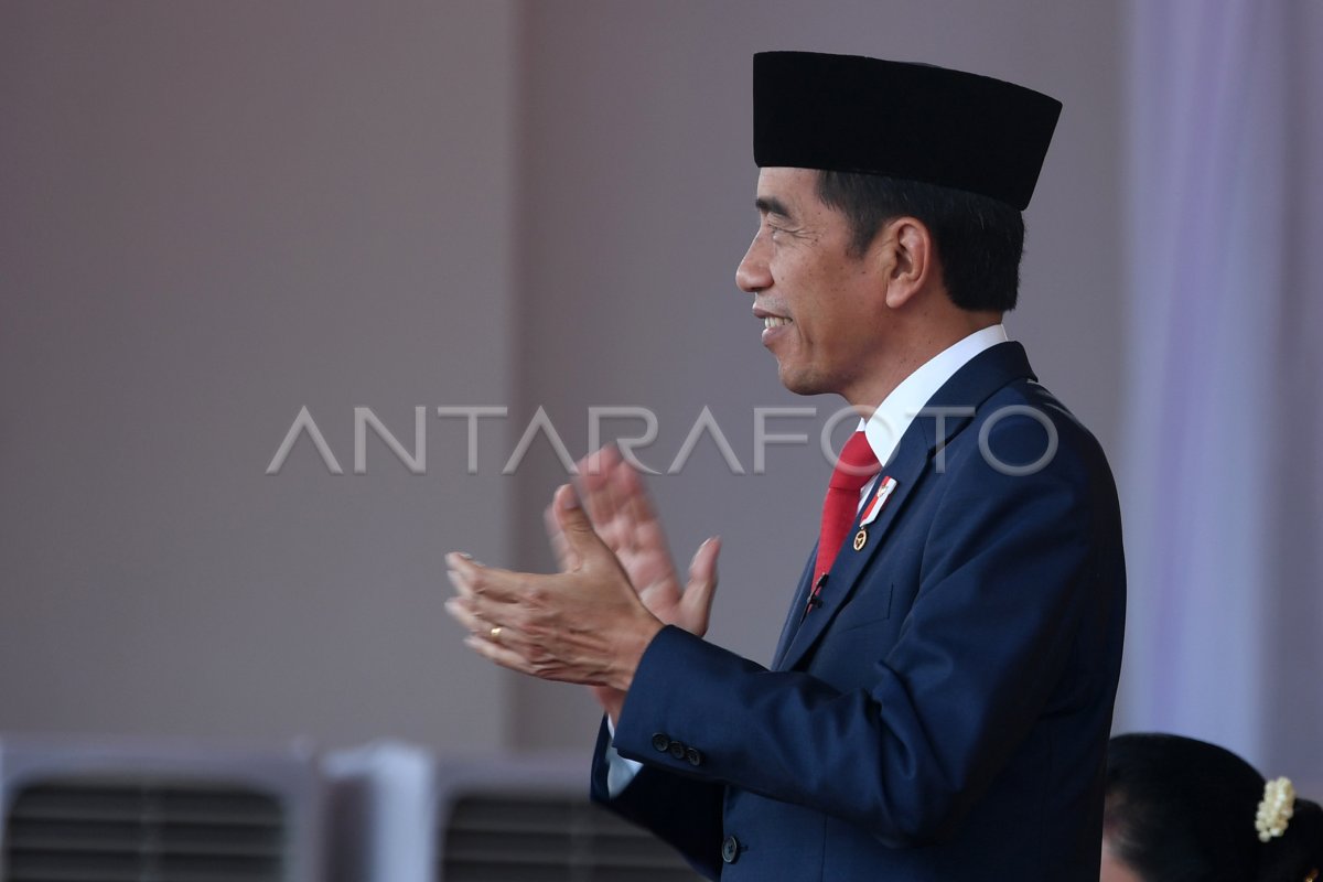 Upacara Penurunan Bendera Merah Putih Di Istana Merdeka Antara Foto