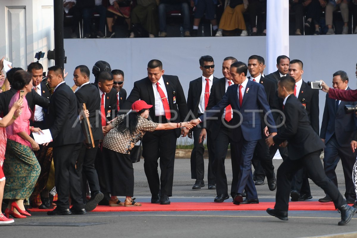 UPACARA PENURUNAN BENDERA MERAH PUTIH DI ISTANA MERDEKA | ANTARA Foto