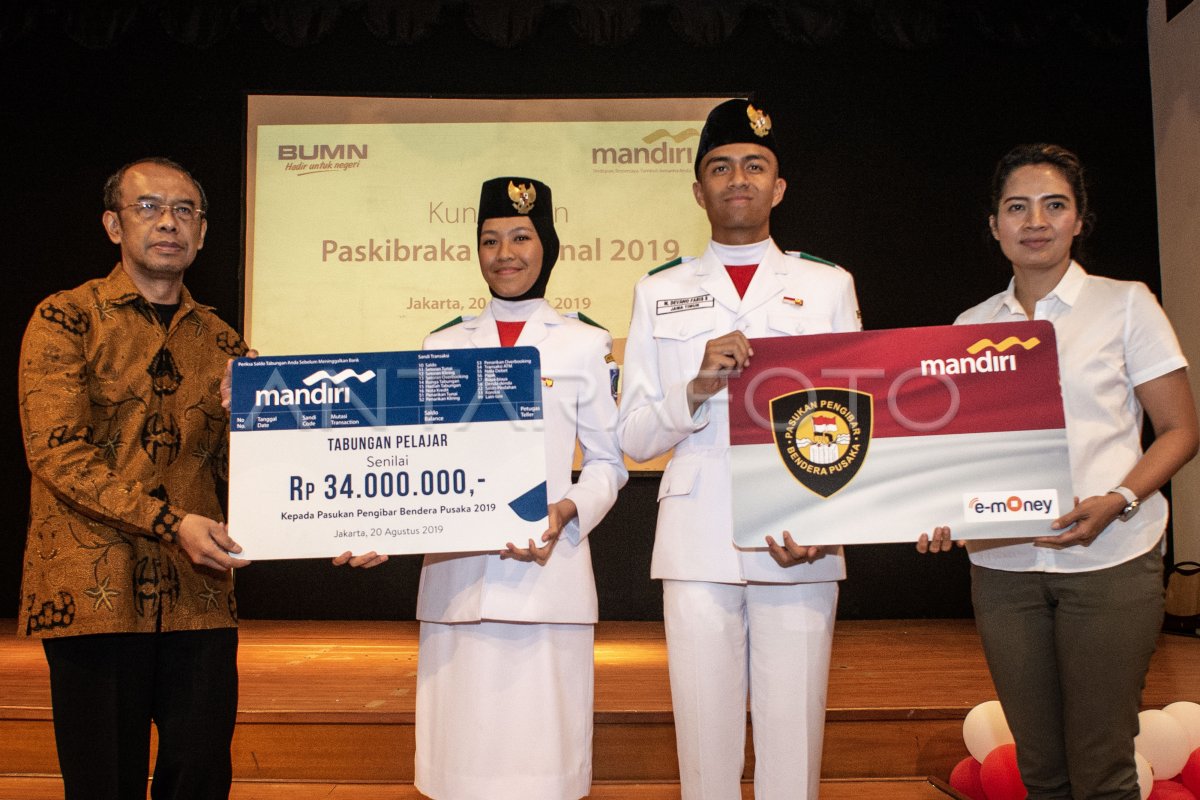 PENYERAHAN E-MONEY DAN TABUNGAN UNTUK PASKIBRAKA NASIONAL 2019 | ANTARA